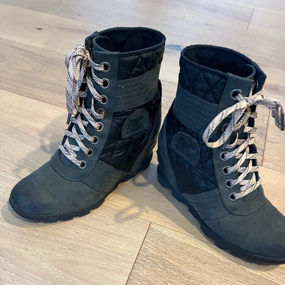 Like new Sorel Joan of Arctic. Army green with black quilted feature. - Picture 1 of 4